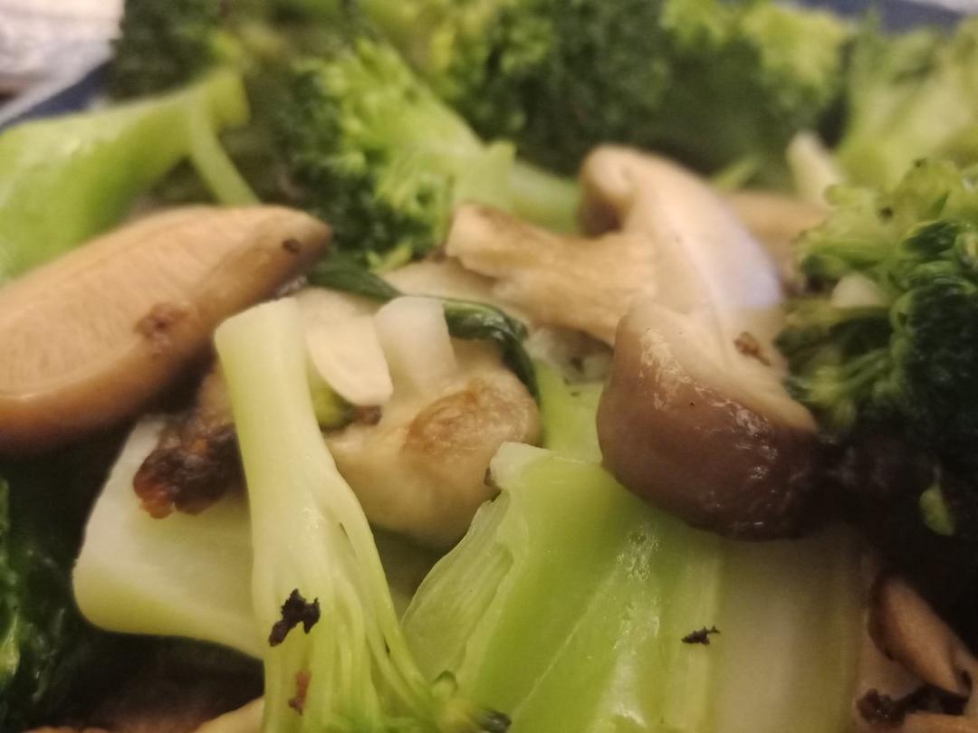 低脂好吃的西兰花炒香菇