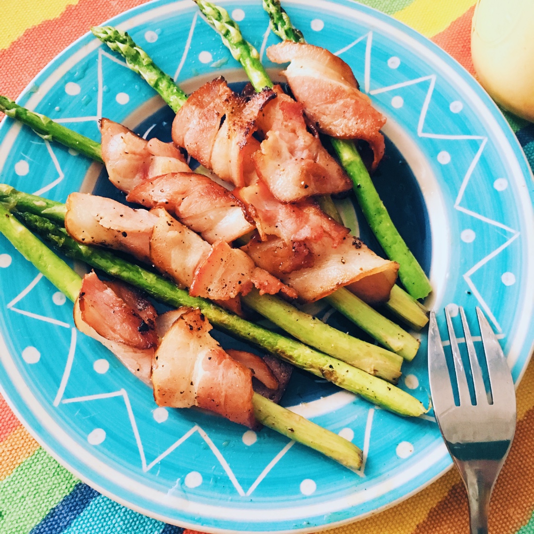 培根芦笋卷，搭配酸甜的自制柠檬红茶