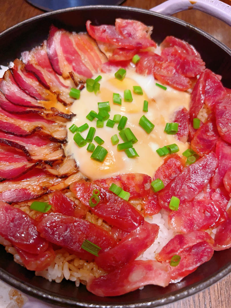 保姆级的「腊味煲仔饭2.0」加强版来了，地道老广味～