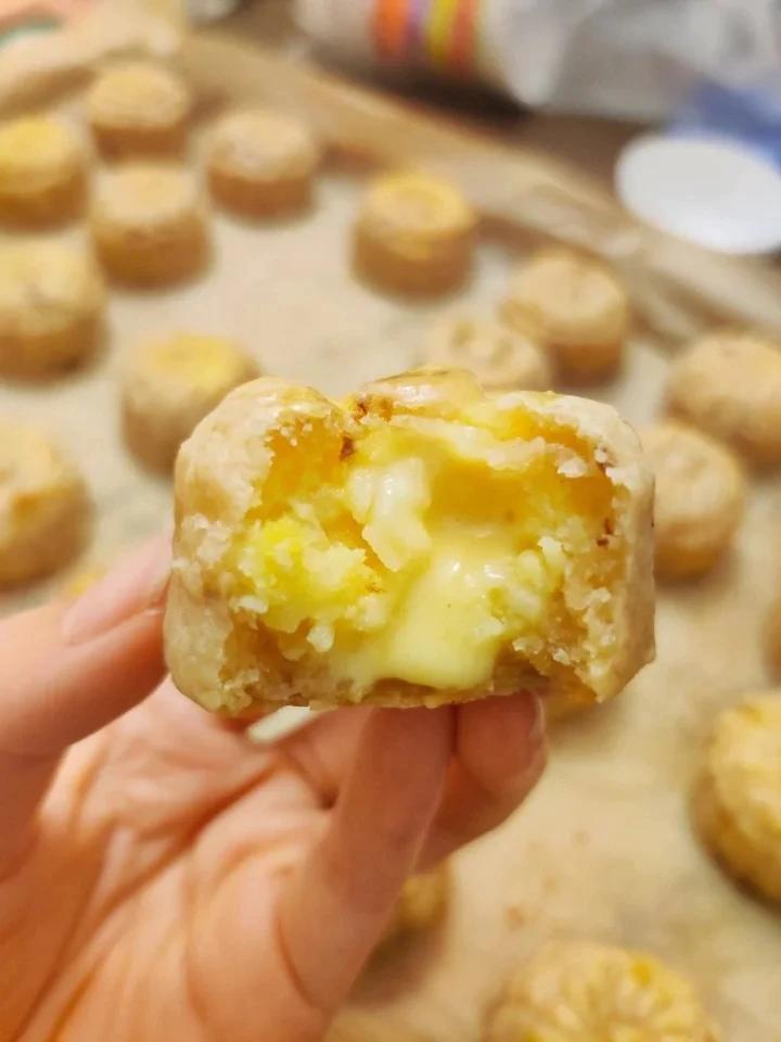 爆浆流心奶黄月饼-咸甜适中入口即化