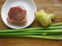 芹菜炒肉的做法 步骤1