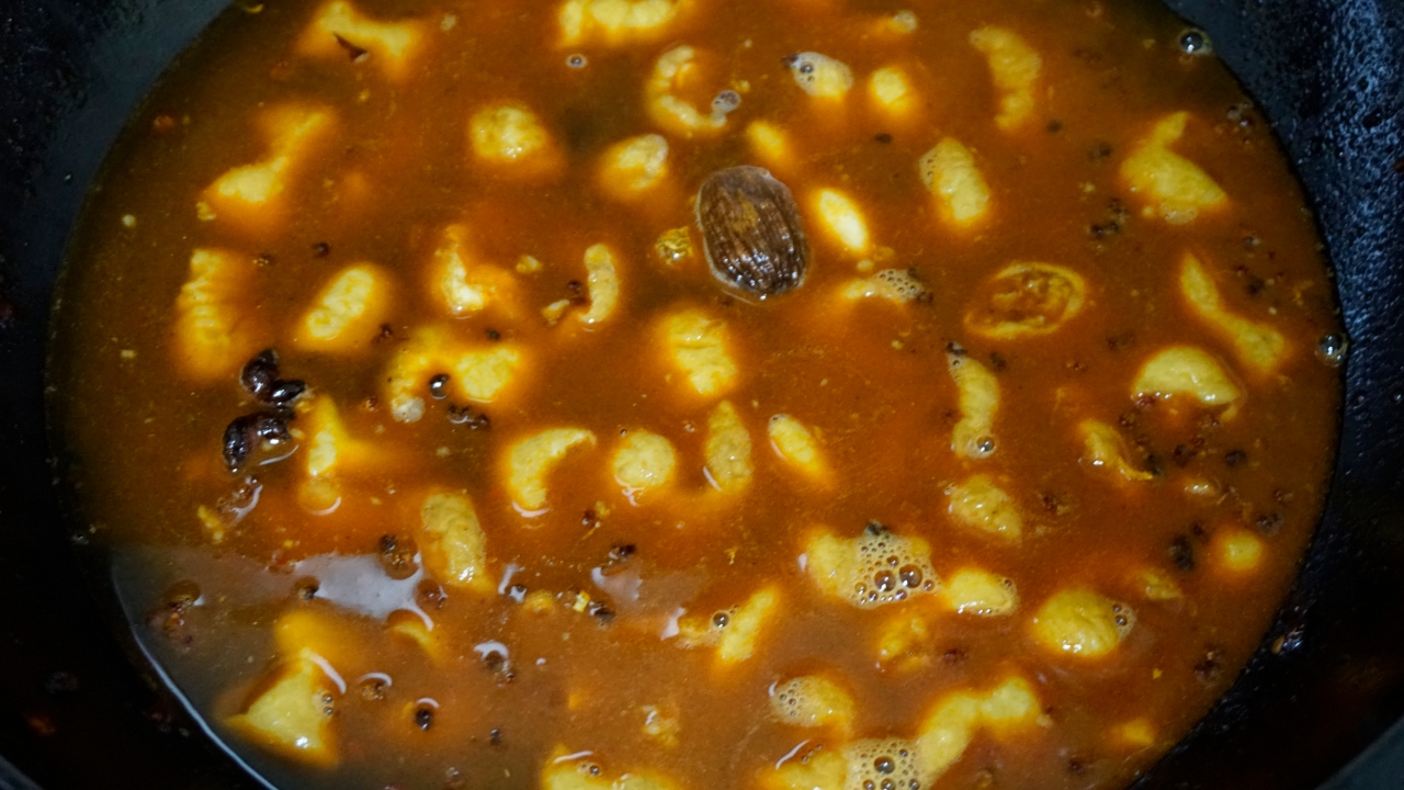 轻轻松松就能做出来的黄豆烧肥肠的做法 步骤5