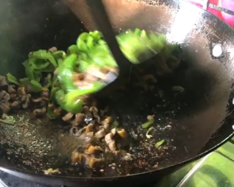 青椒鳝丝--青椒炒鳝鱼丝的做法 步骤5