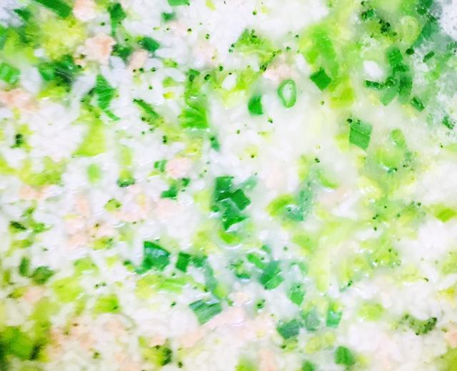 鲜绿的西兰花肉末粥的做法