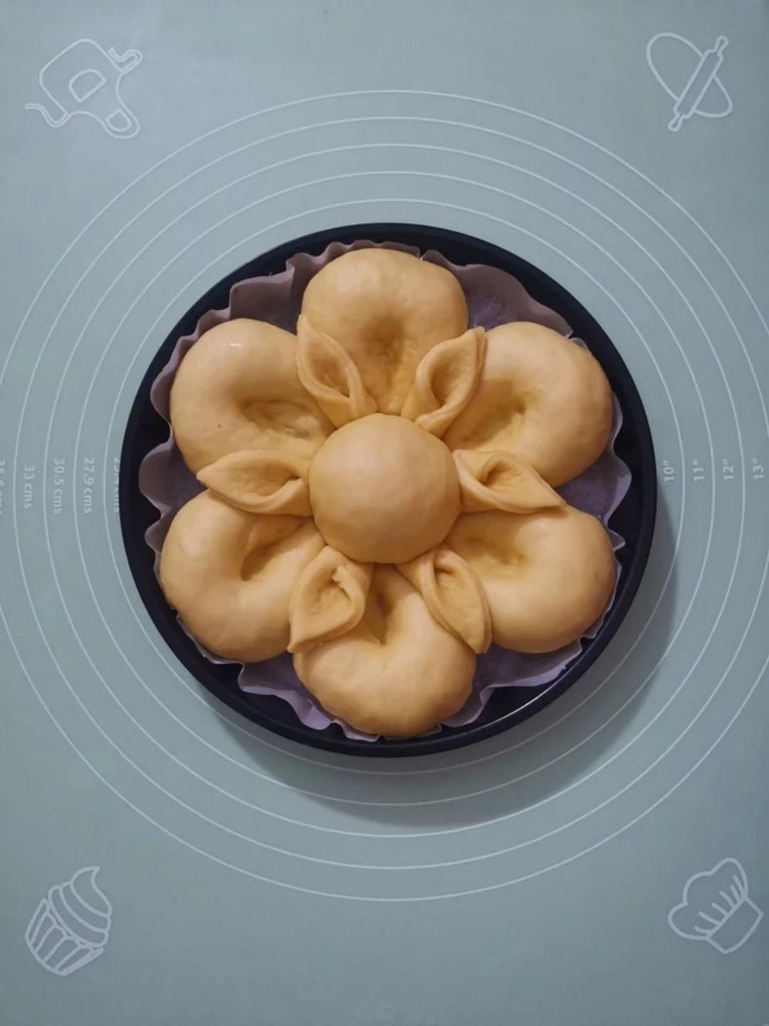 南瓜花朵豆沙面包