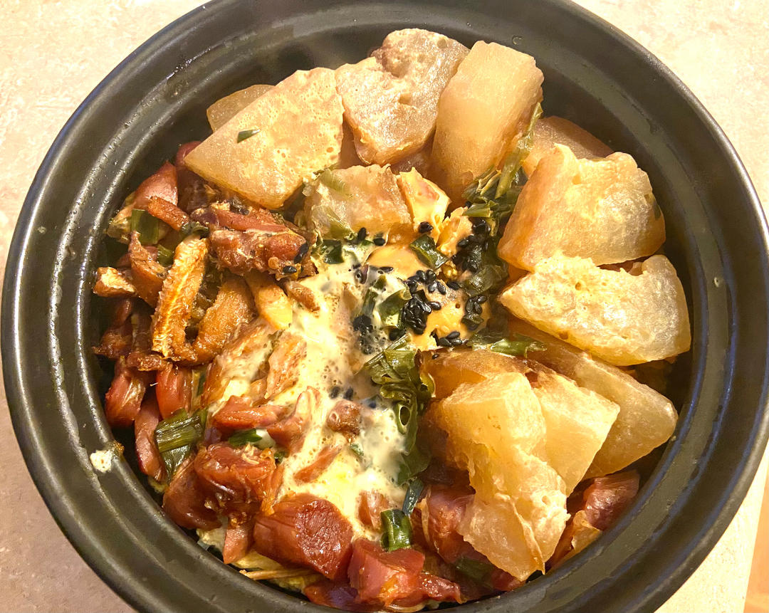 《广式腊肠砂锅煲仔饭》