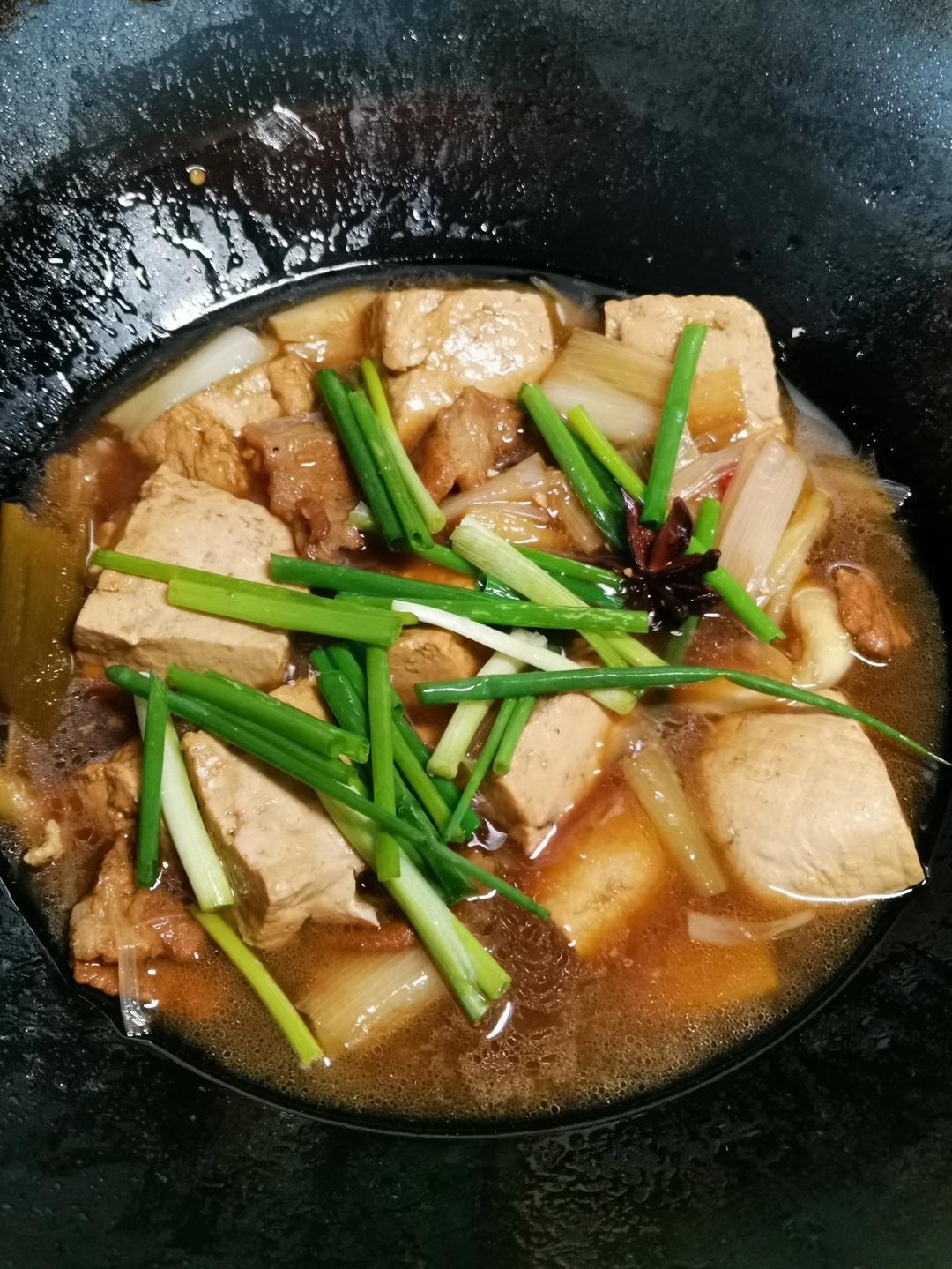 五花肉炖老豆腐