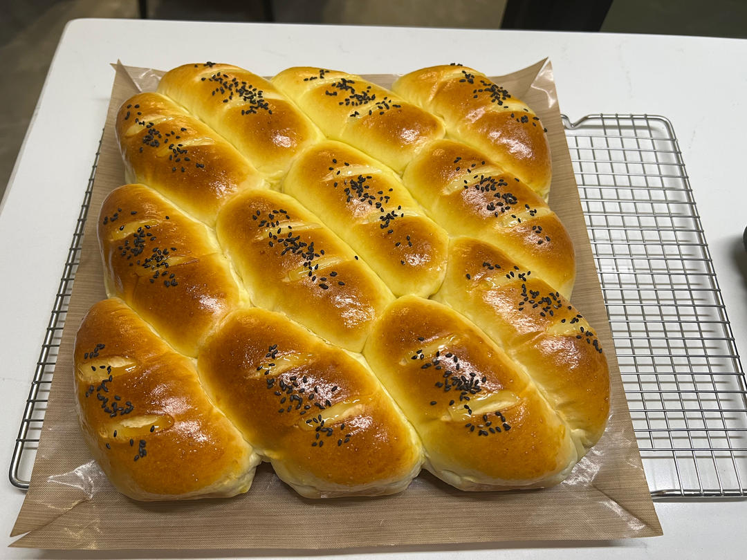 又香又软又拉丝，咬一口奶香十足！超治愈的淡奶油波兰种小餐包