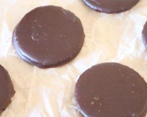 健康的巧克力薄荷杏仁薄饼的做法 步骤1