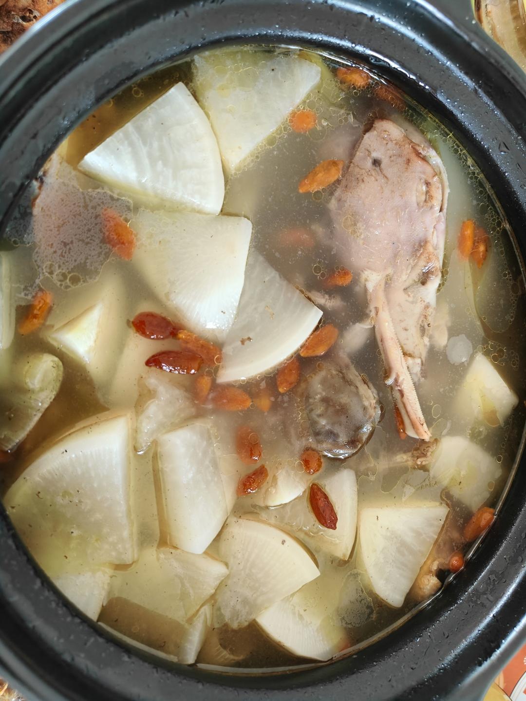 厨师长教你：“老鸭萝卜汤”的家常做法，天气冷了很适合老人孩子