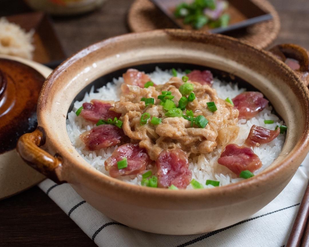 酸菜鸡丝双拼腊味煲仔饭的做法