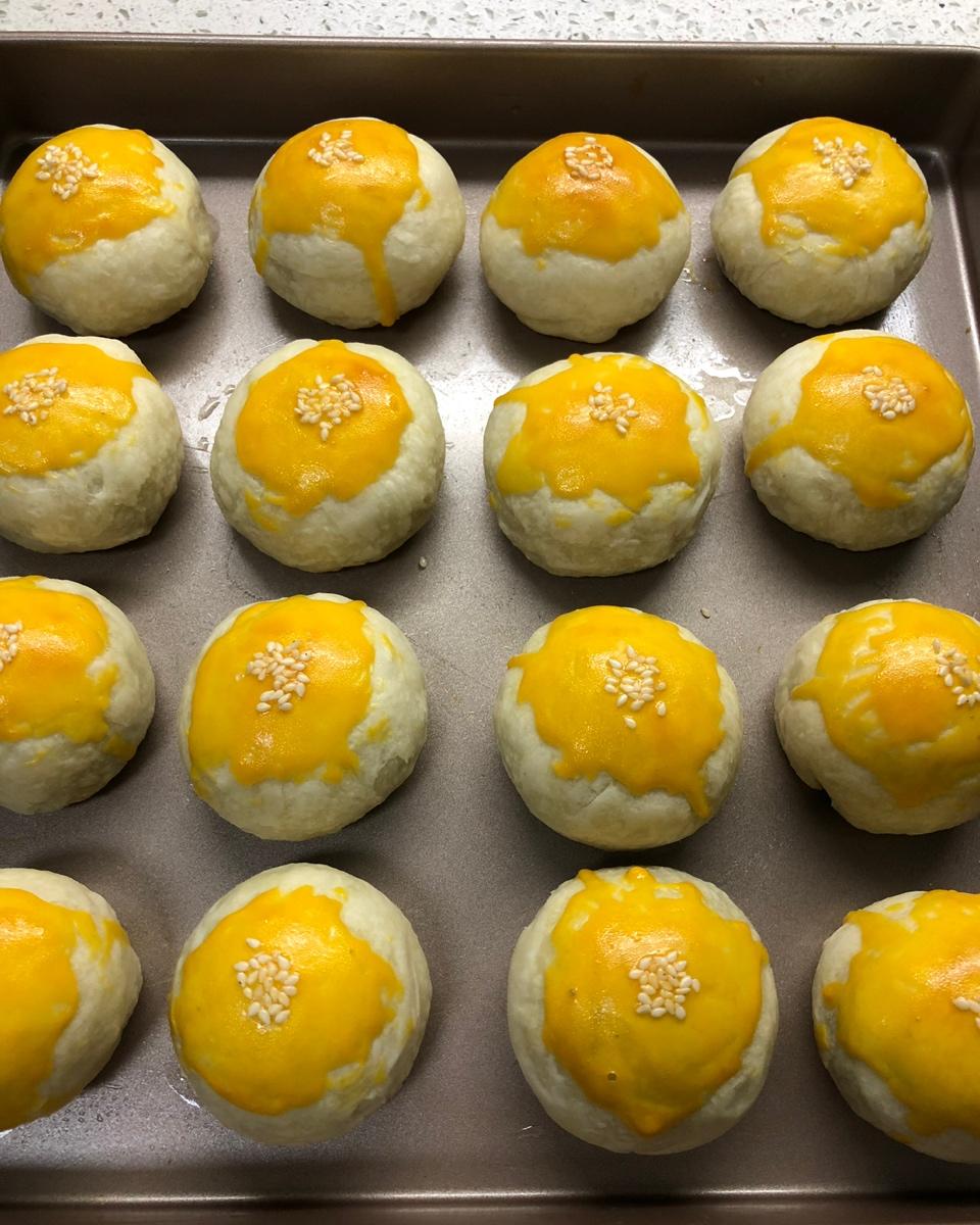 蛋黄酥 Danhuangsu