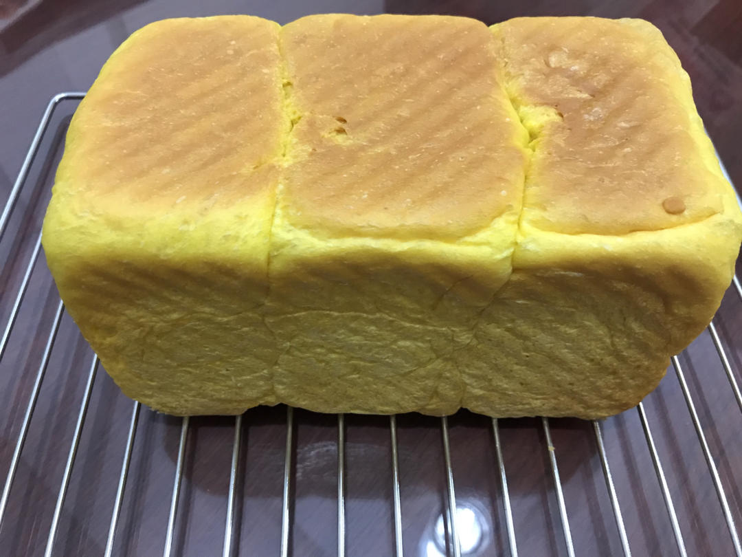 金灿灿的南瓜吐司，松软得没话说！