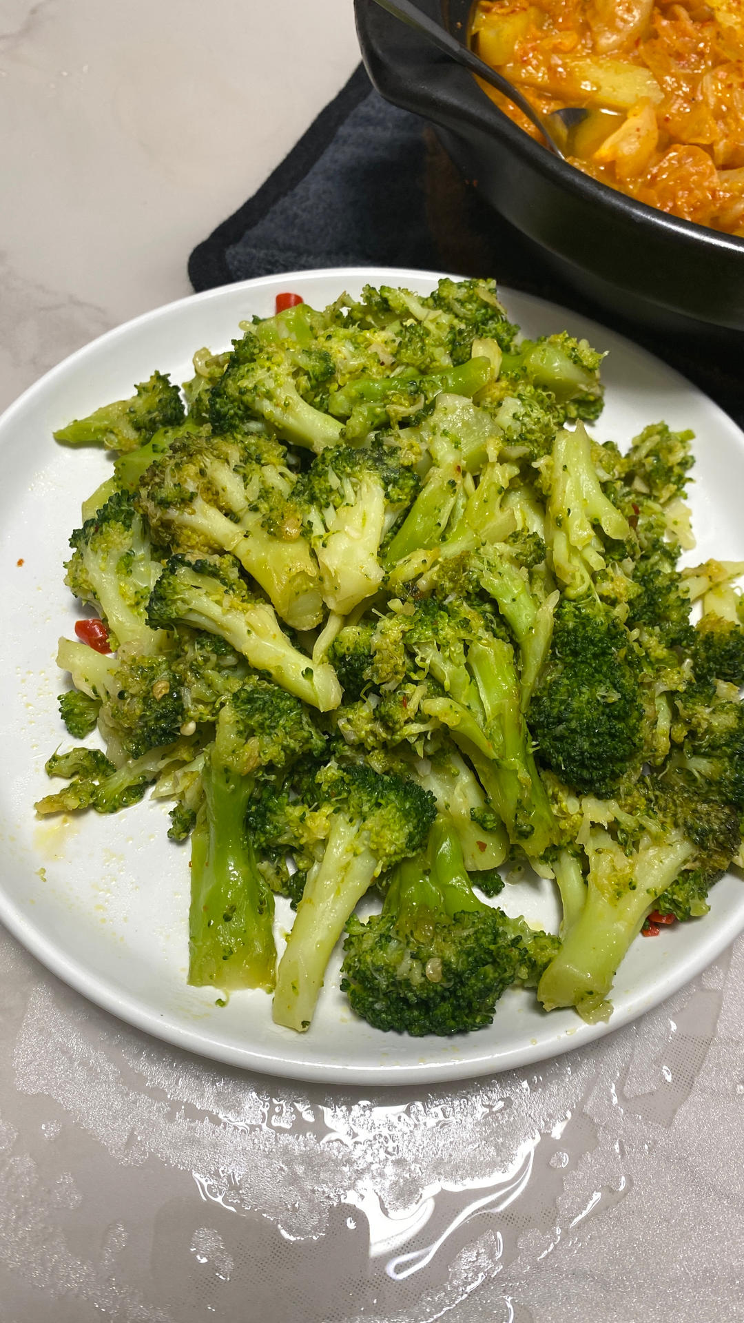 好吃到爆的耗油蒜蓉西兰花(从不修图，喜欢请关注)