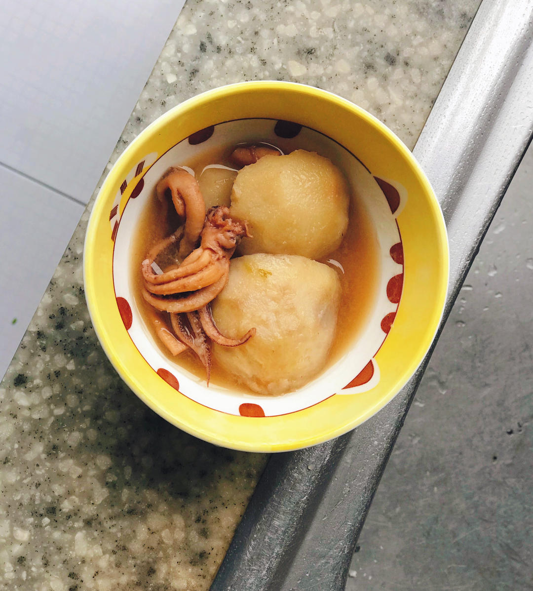 <深夜食堂>之芋头煮鱿鱼 (イカと里芋の煮物)
