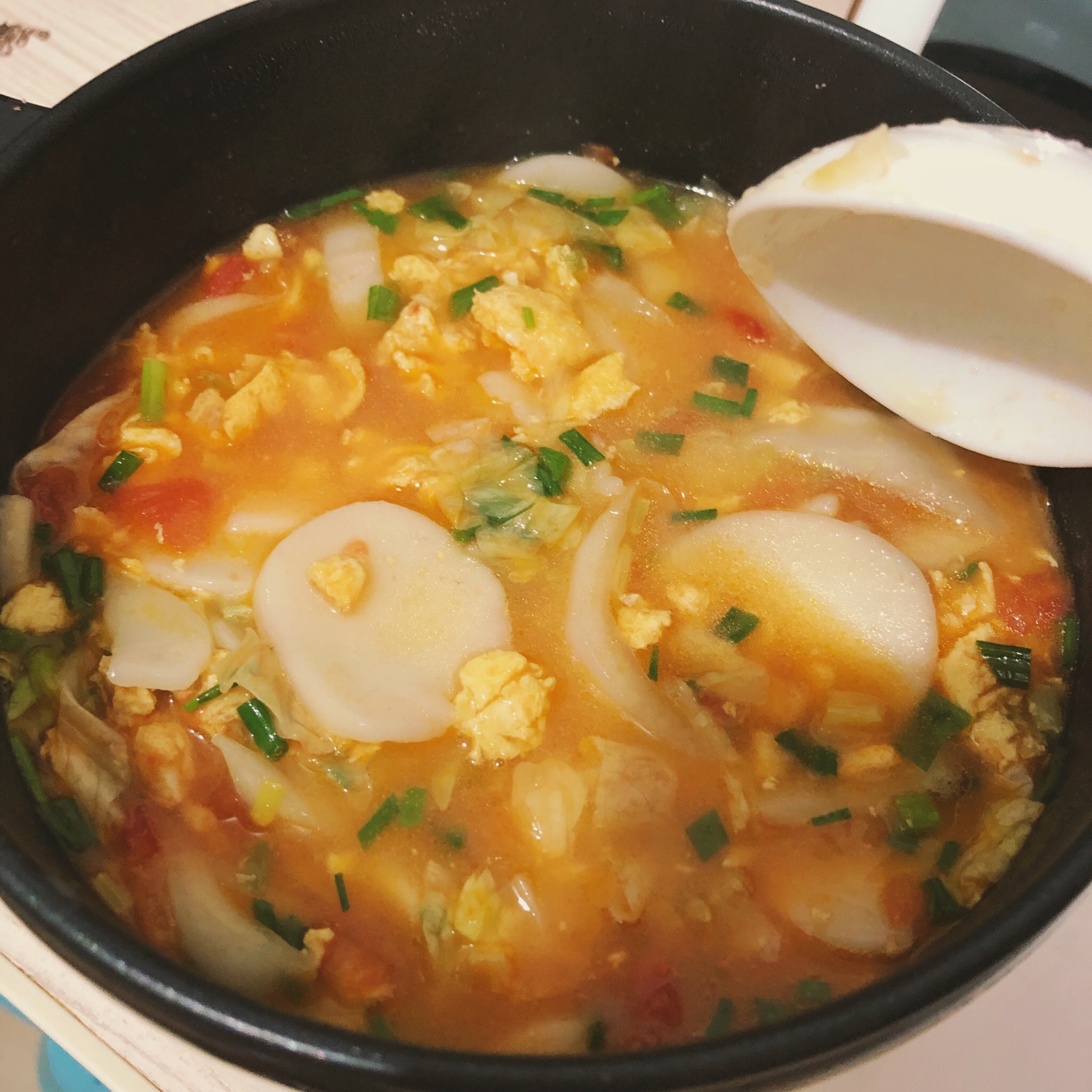 一人食🍜简单晚餐：番茄鸡蛋汤年糕的做法