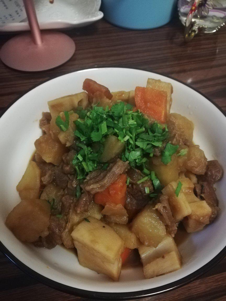 铸铁锅土豆炖牛肉