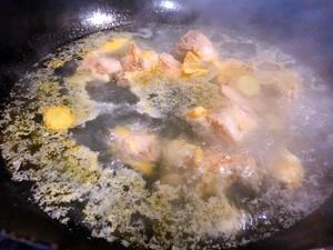 炖一锅好喝的墨鱼土鸡汤的做法 步骤2