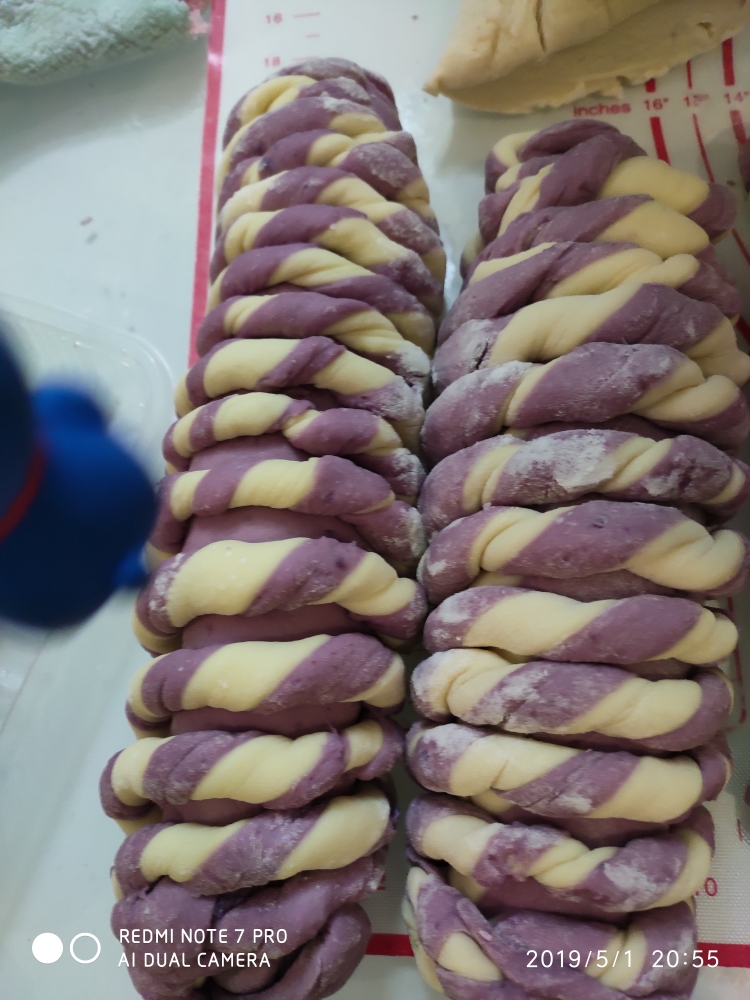 紫薯香肠花卷的做法