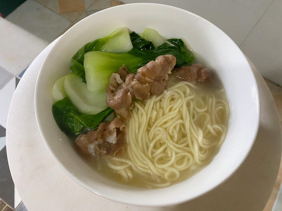 温暖的羊肉卷汤面