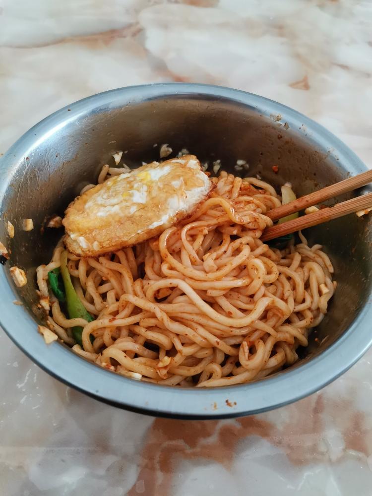 油泼辣子蒜末拌面