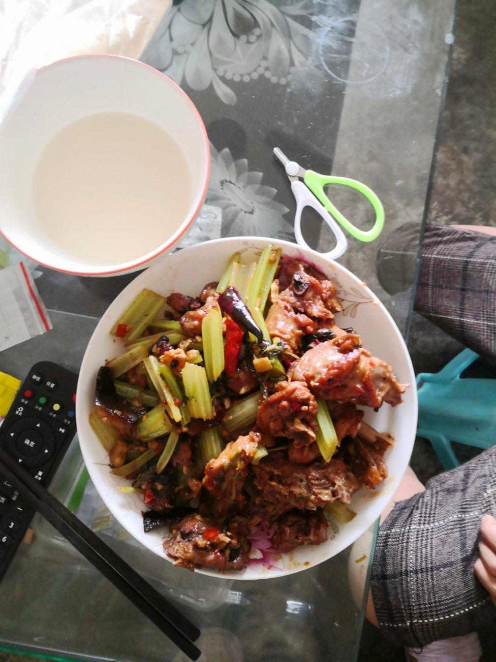 厨师长教你：用土灶烧“乡村啤酒鸭”，味道安逸得不摆了