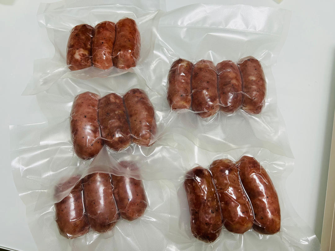 实验多次味道终于满意了～黑椒脆皮烤肠