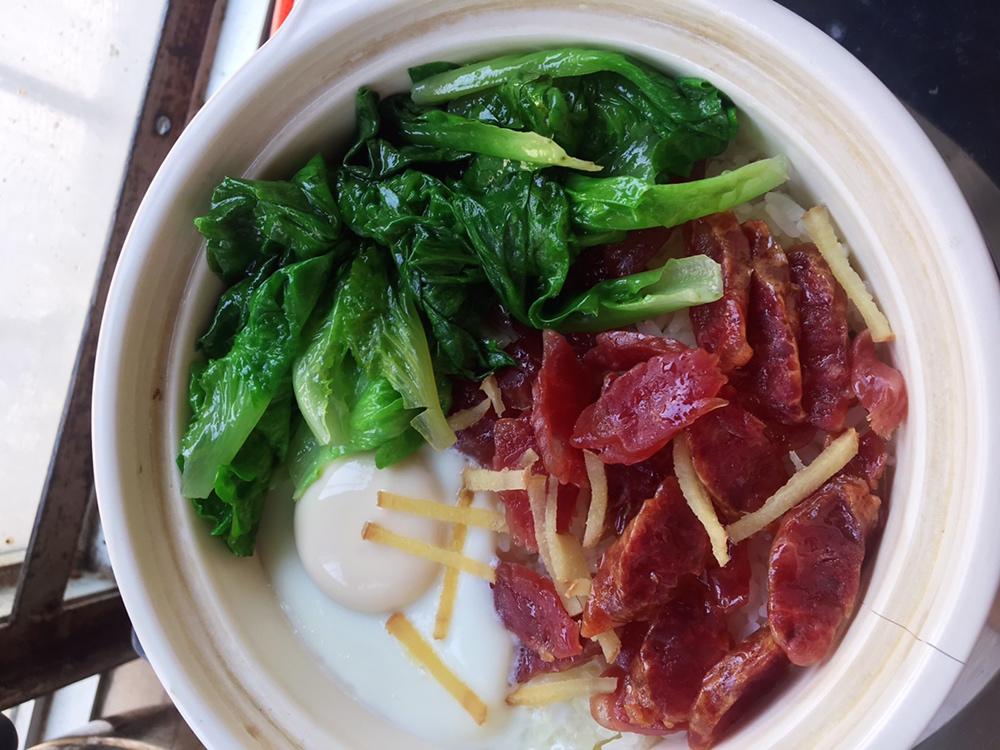 广式腊味煲仔饭