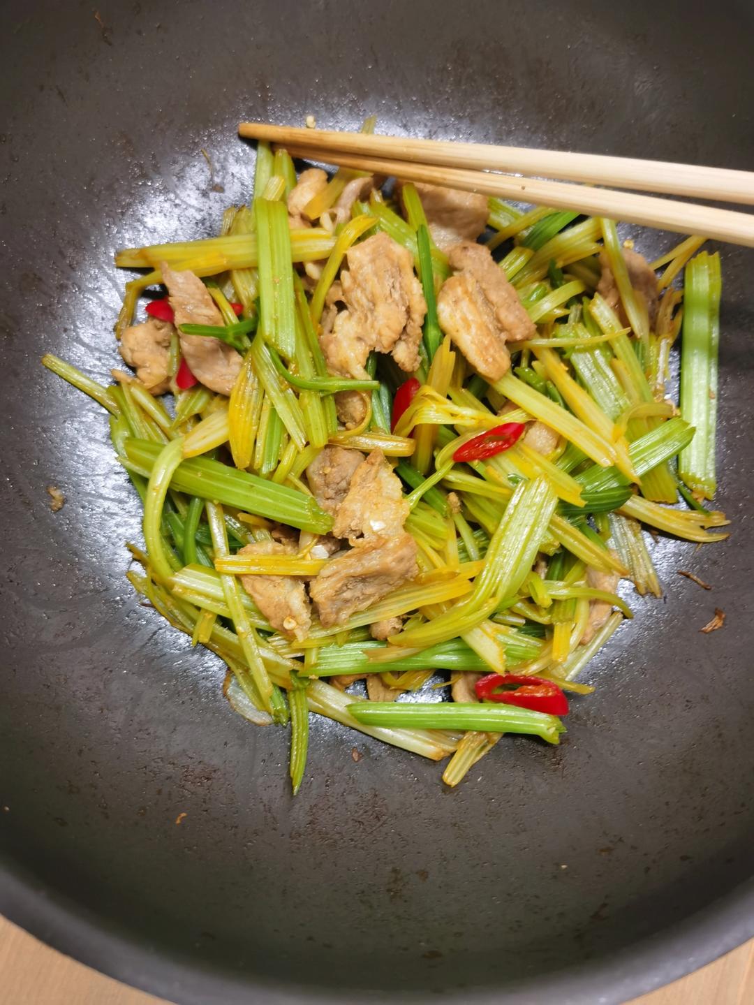 有点费米饭的芹菜炒肉