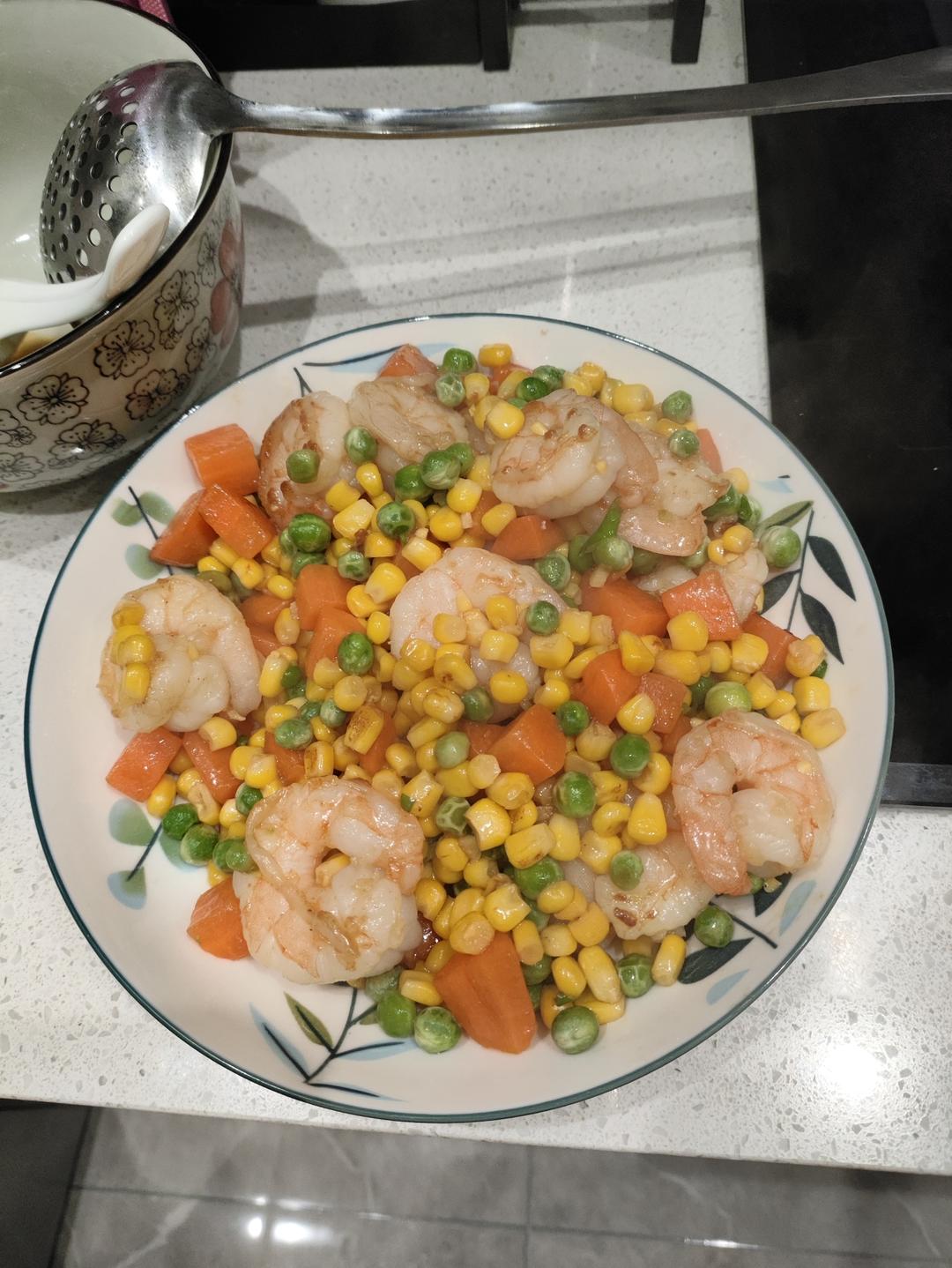 青豆，胡萝卜，玉米炒虾仁。