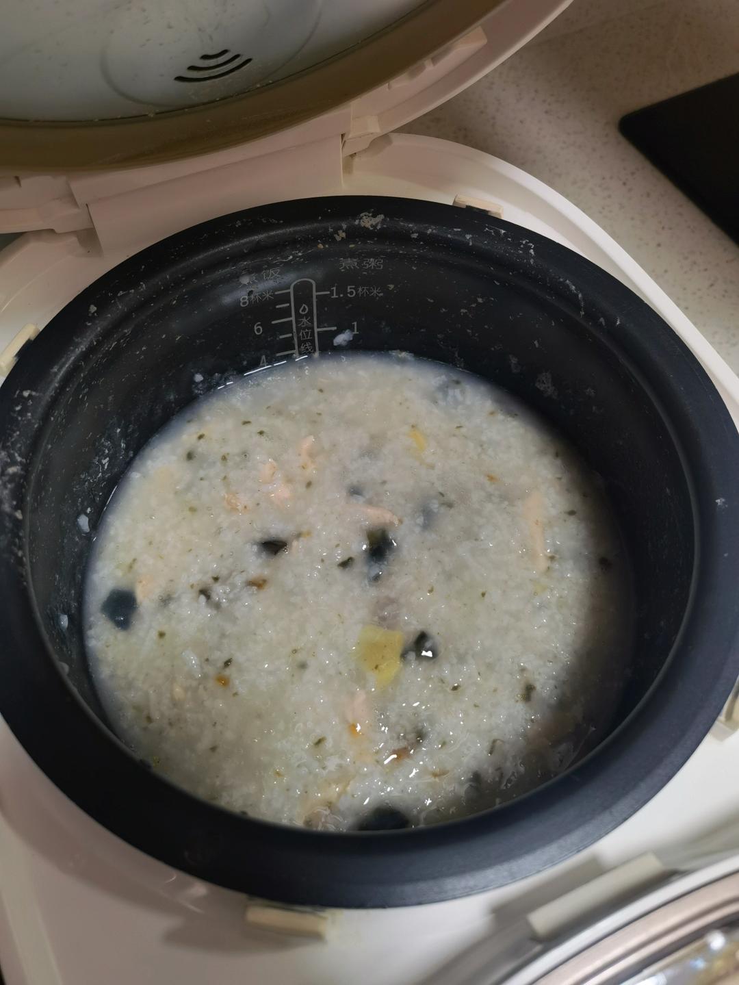 超简单的电饭煲版皮蛋瘦肉粥