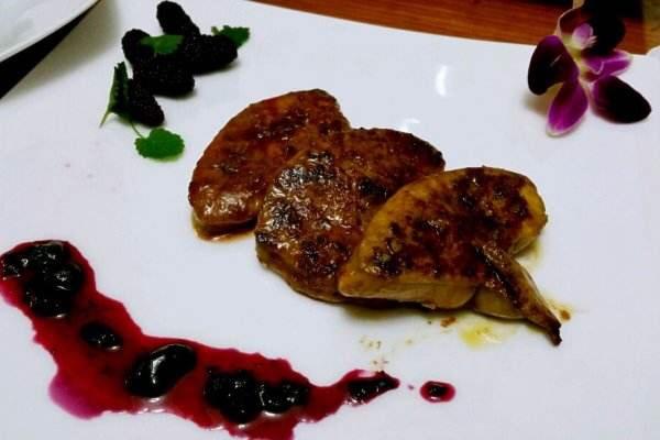 法式煎鹅肝配蓝莓酱