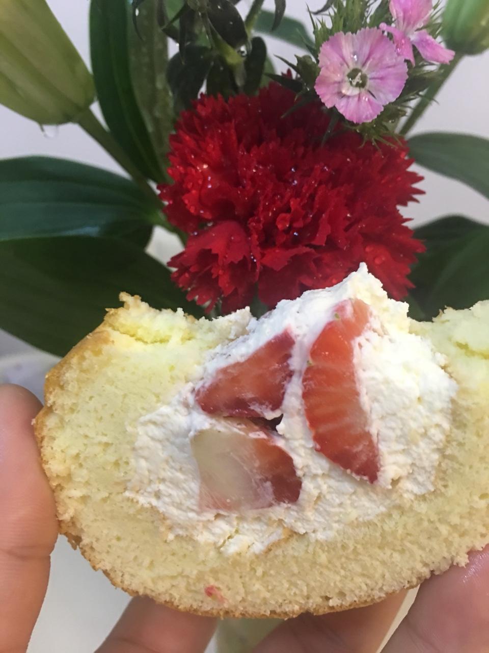 大量消耗淡奶油的草莓蛋糕卷