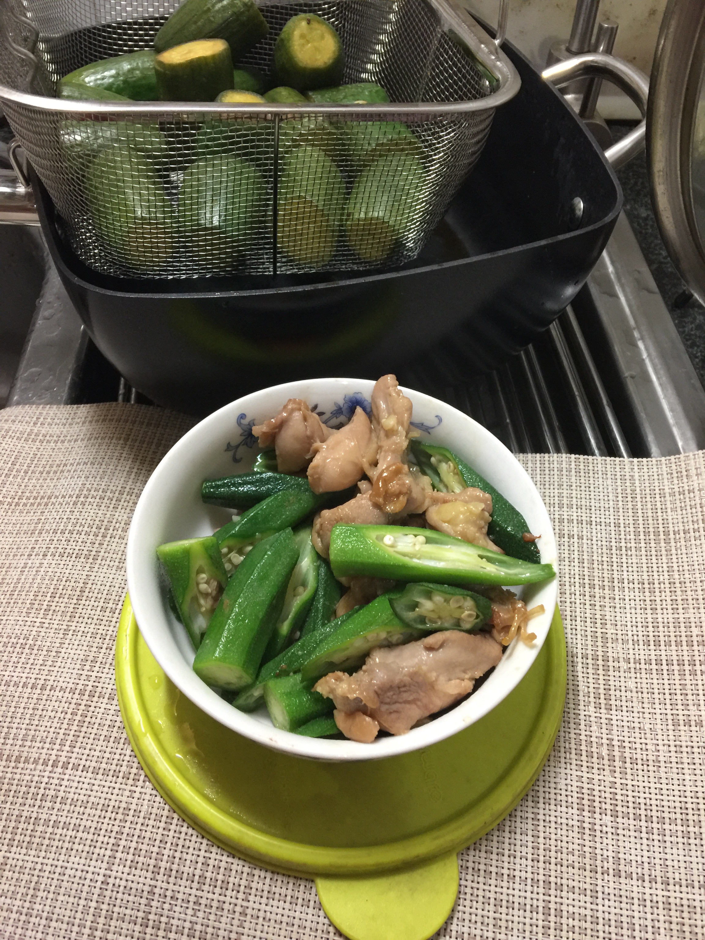 瘦身餐—鸡肉炒秋葵的做法
