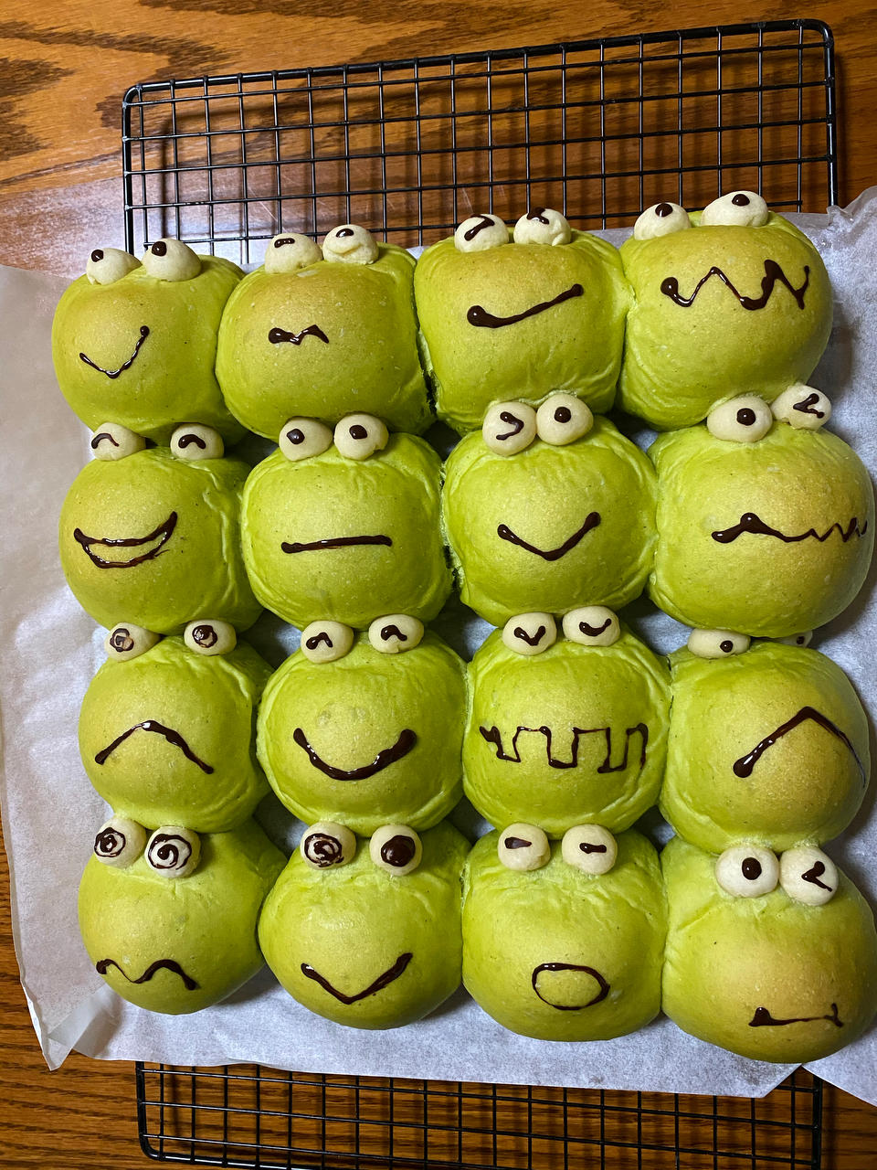 一次发酵——翠绿菠菜汁小青蛙挤挤小面包
