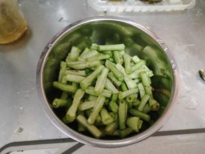 电饭盒蒸菜模式蒜蓉麻汁蒸豆角的做法 步骤2