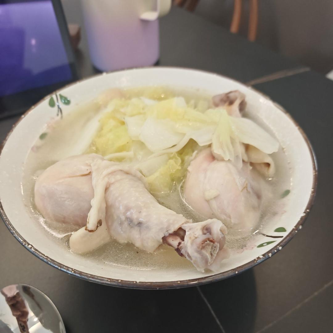 鲜美的浓汤鸡腿面