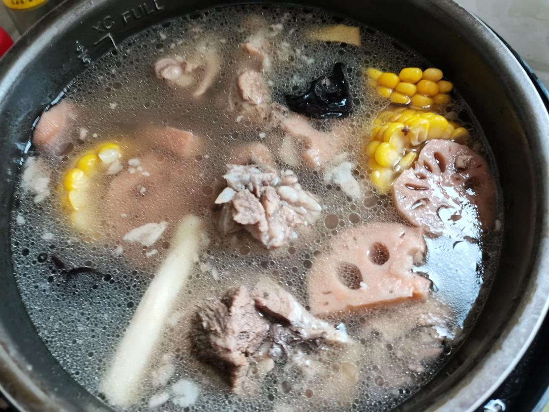 营养美味的筒骨煲汤