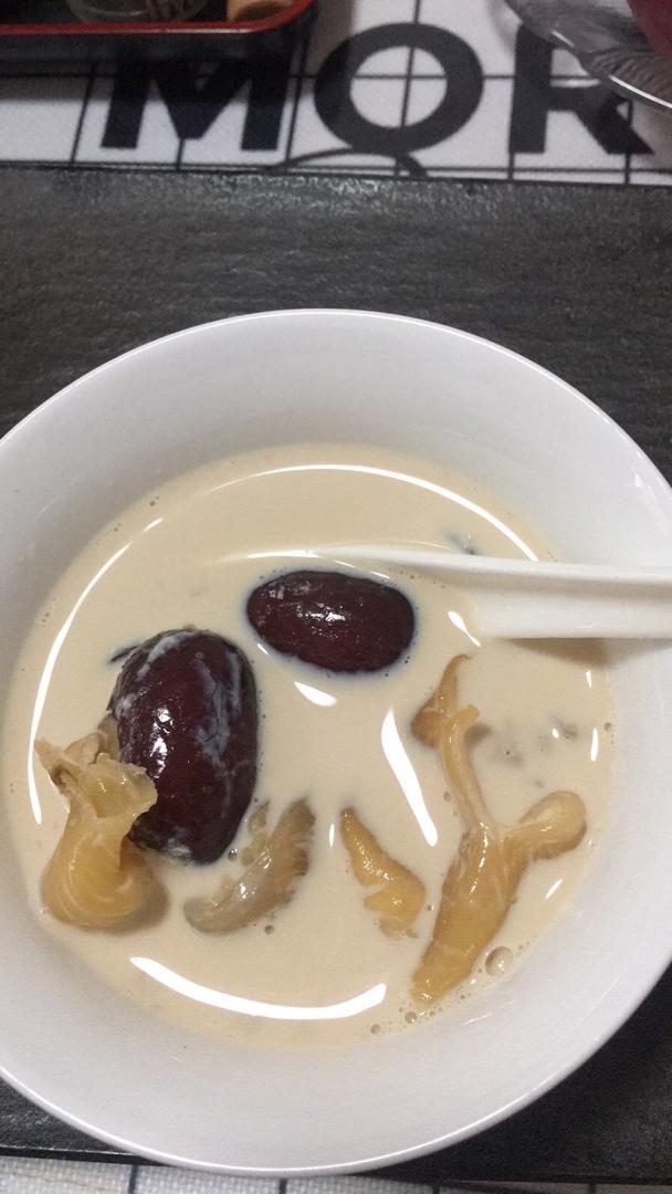 牛奶炖花胶
