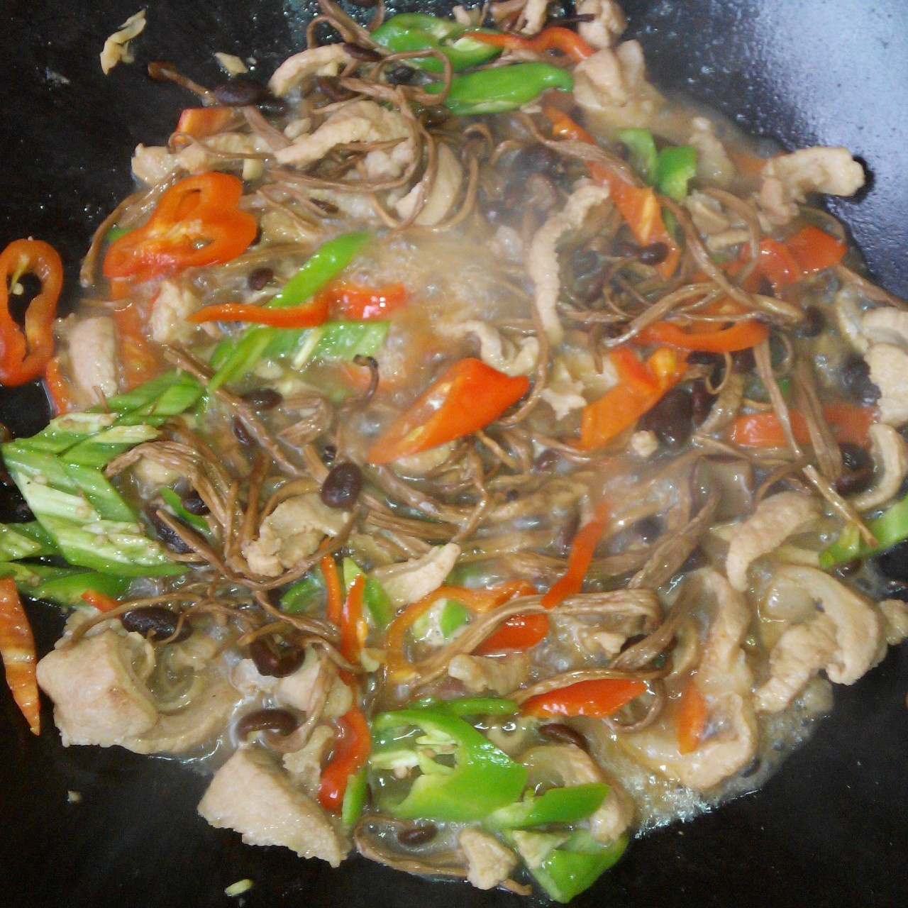 五花肉干锅茶树菇