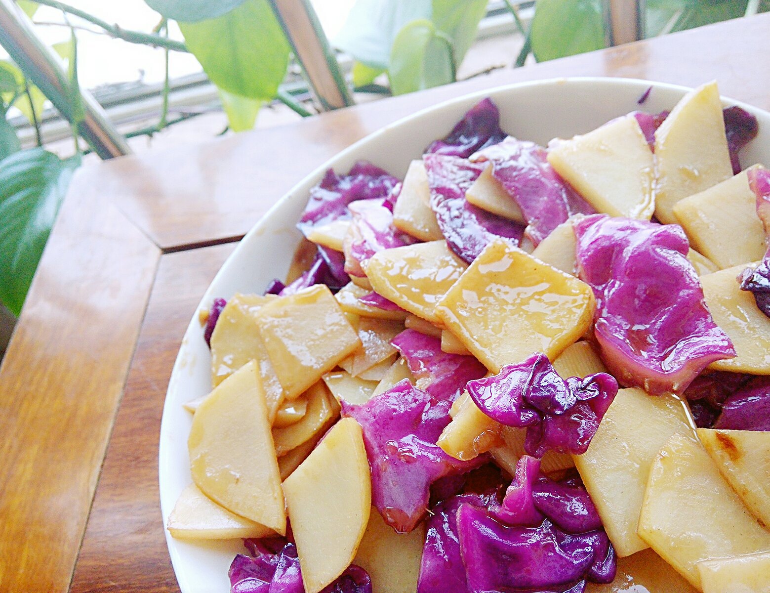 紫甘蓝炒土豆的做法
