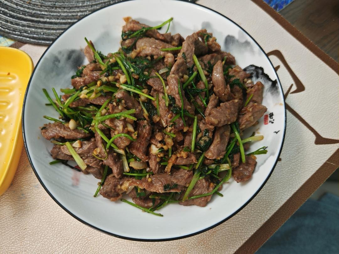 香菜炒牛肉，香辣下饭，爱吃香菜的朋友看过来，拌饭绝了