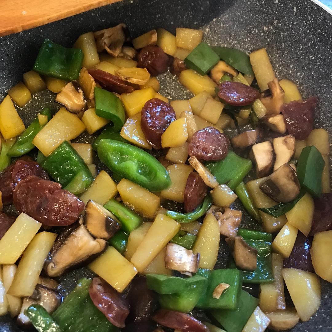 香菇腊肠土豆焖饭