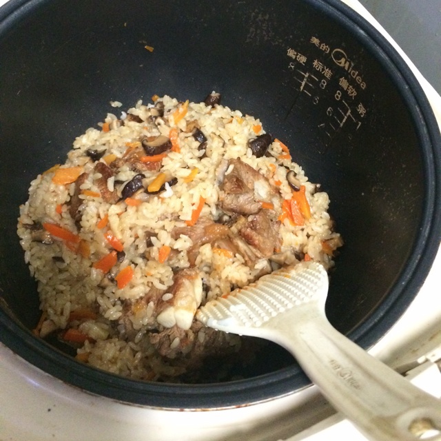 喷香排骨焖饭（爆好吃）