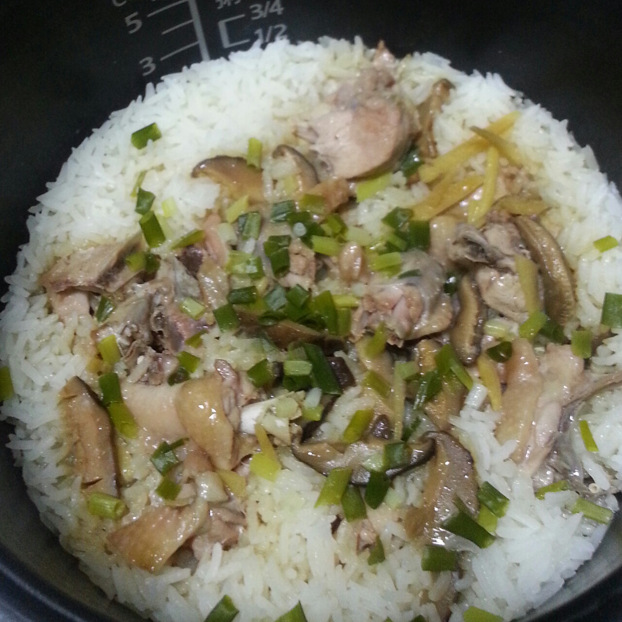 阿唛做的冬菇鸡肉电饭煲蒸饭