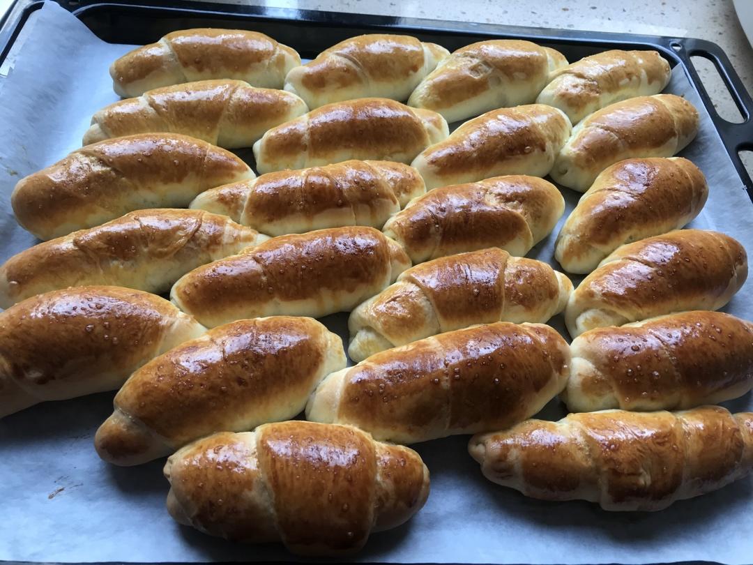 又香又软又拉丝，咬一口奶香十足！超治愈的淡奶油波兰种小餐包
