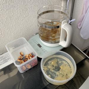 桃胶皂角米雪耳红枣枸杞牛奶的做法 步骤2
