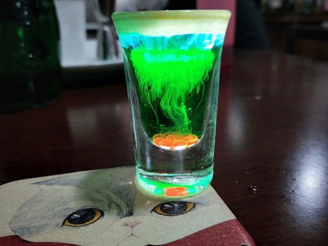 蓝色水母鸡尾酒