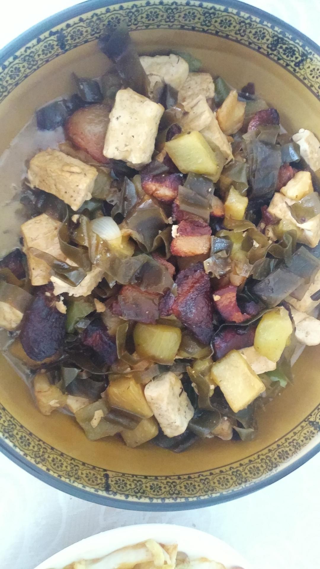 简单省事的不放油下饭菜豆腐海带腌肉炖茄子