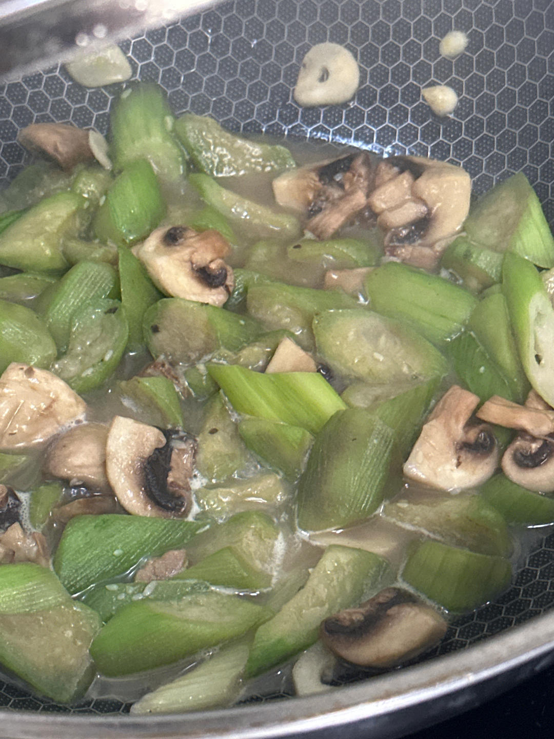 丝瓜炒口蘑，鲜甜无渣！